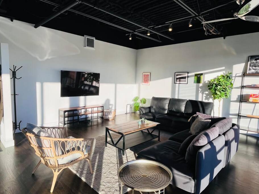 Sunny Penthouse On 17Th Ave, 1 Bedroom, 1 Loft Bed With Ladder, 1 Sofa Bed, Sleeps 6, Downtown YYC Exterior foto