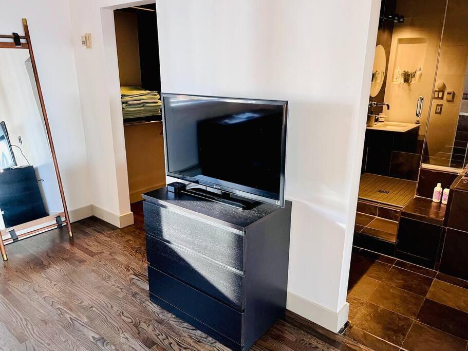 Sunny Penthouse On 17Th Ave, 1 Bedroom, 1 Loft Bed With Ladder, 1 Sofa Bed, Sleeps 6, Downtown YYC Exterior foto